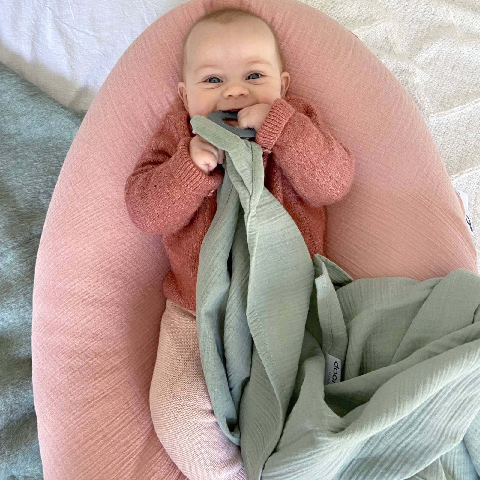 DOOMOO Mehrzweck-Stillumhang Mom’n Play grün