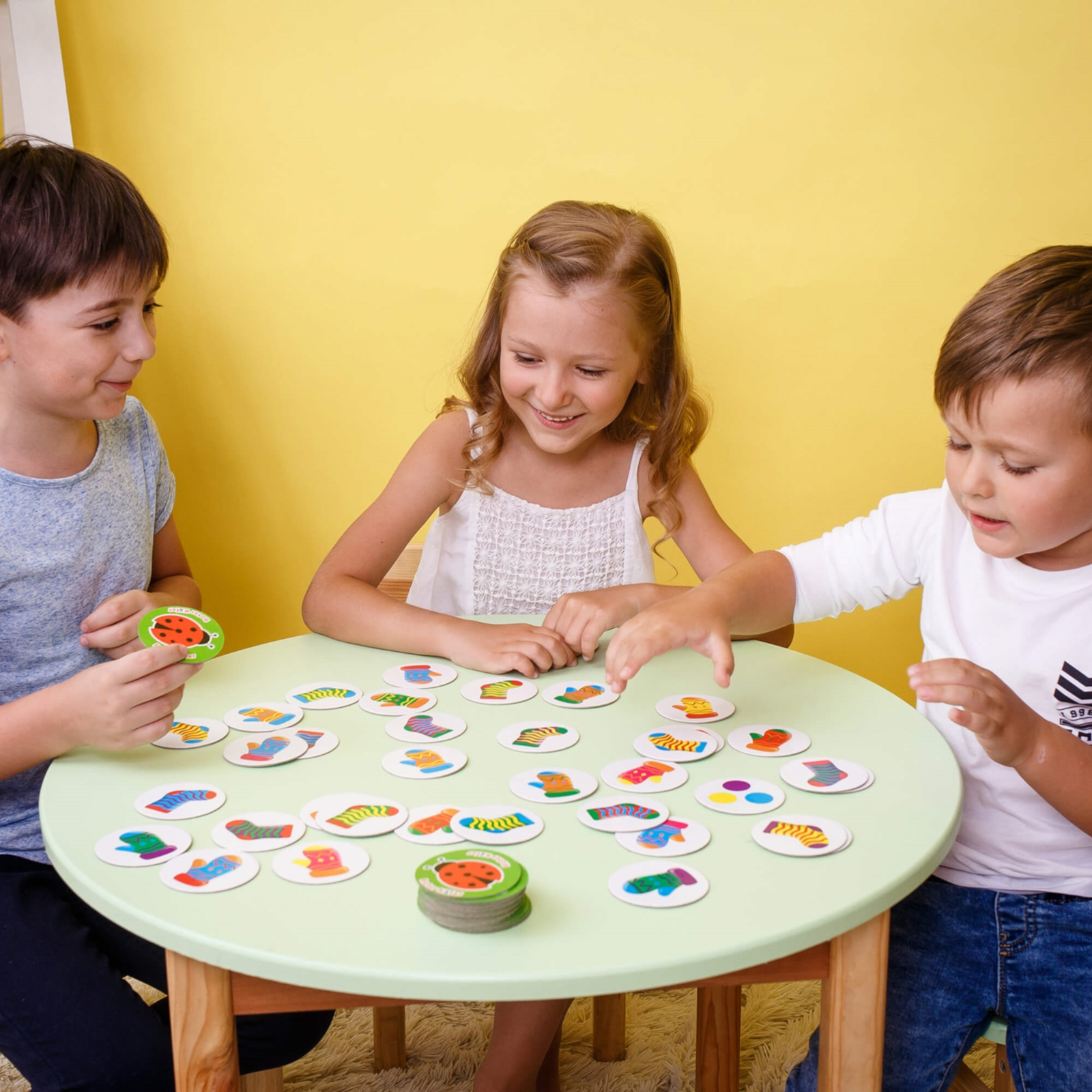 ROTER KÄFER Brettspiel Handschuhe & Socken Herausforderung