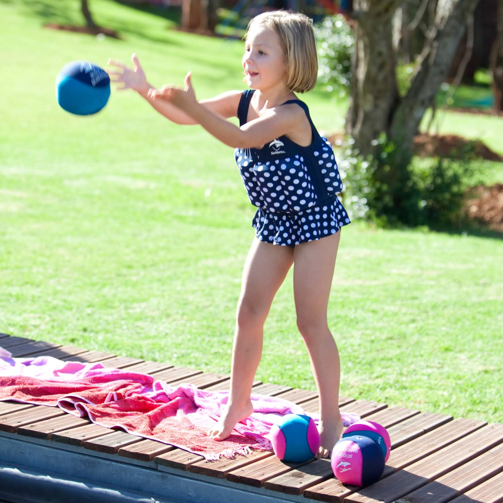 KONFIDENCE Badeanzug mit Schwimmhilfe navy mit Punkten, 4-5 Jahre